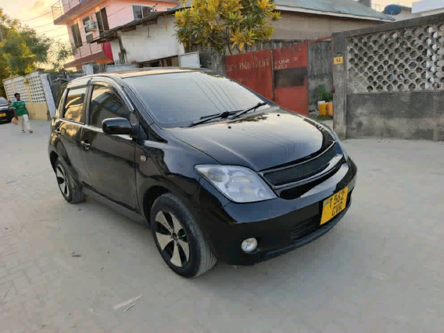 Black Toyota Ist 2004 Automatic 1290cc thumbnail 4
