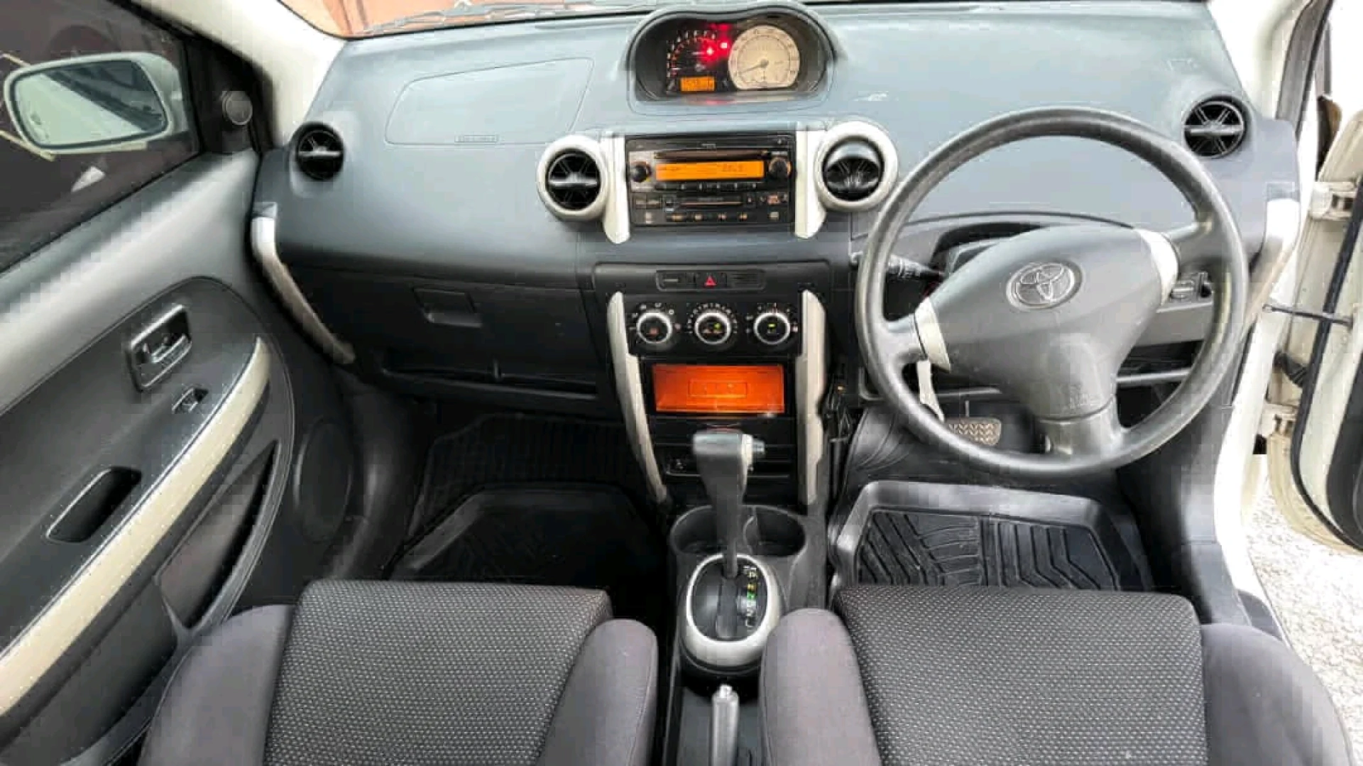 Toyota IST 2004 Automatic for Sale thumbnail 7