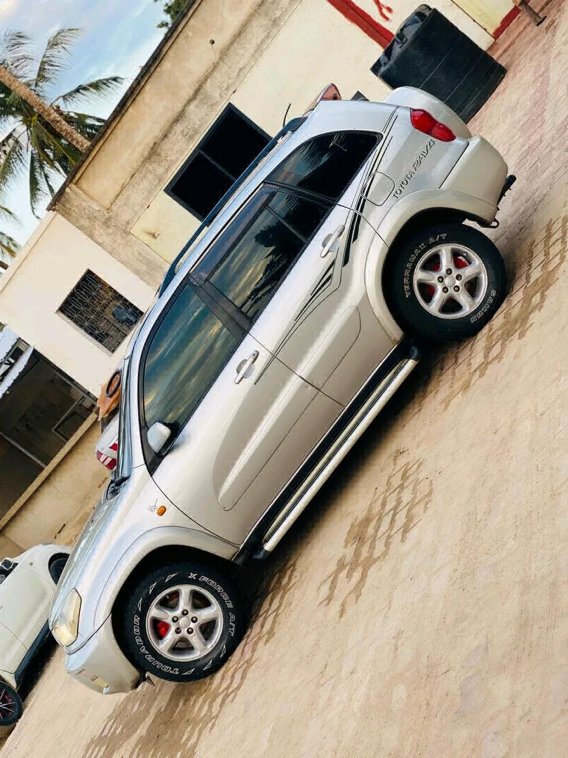 Toyota RAV4 Silver SUV with Sunroof thumbnail 4