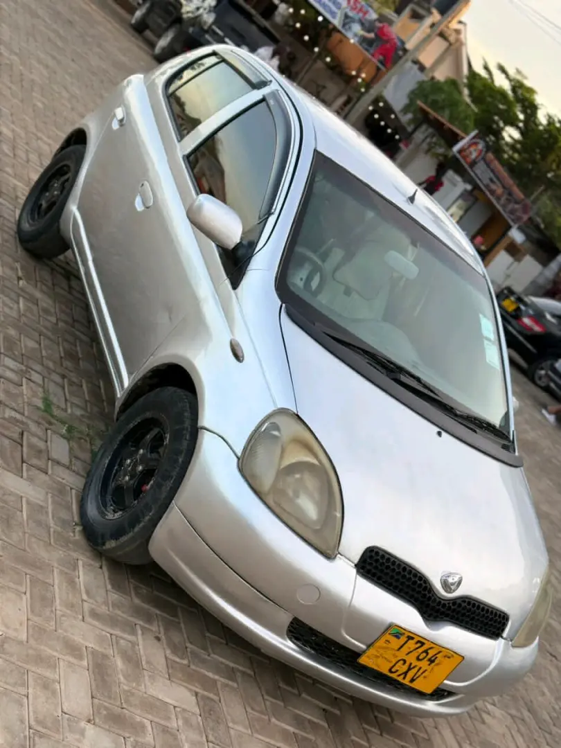 Toyota Vitz Old Model Silver thumbnail 2