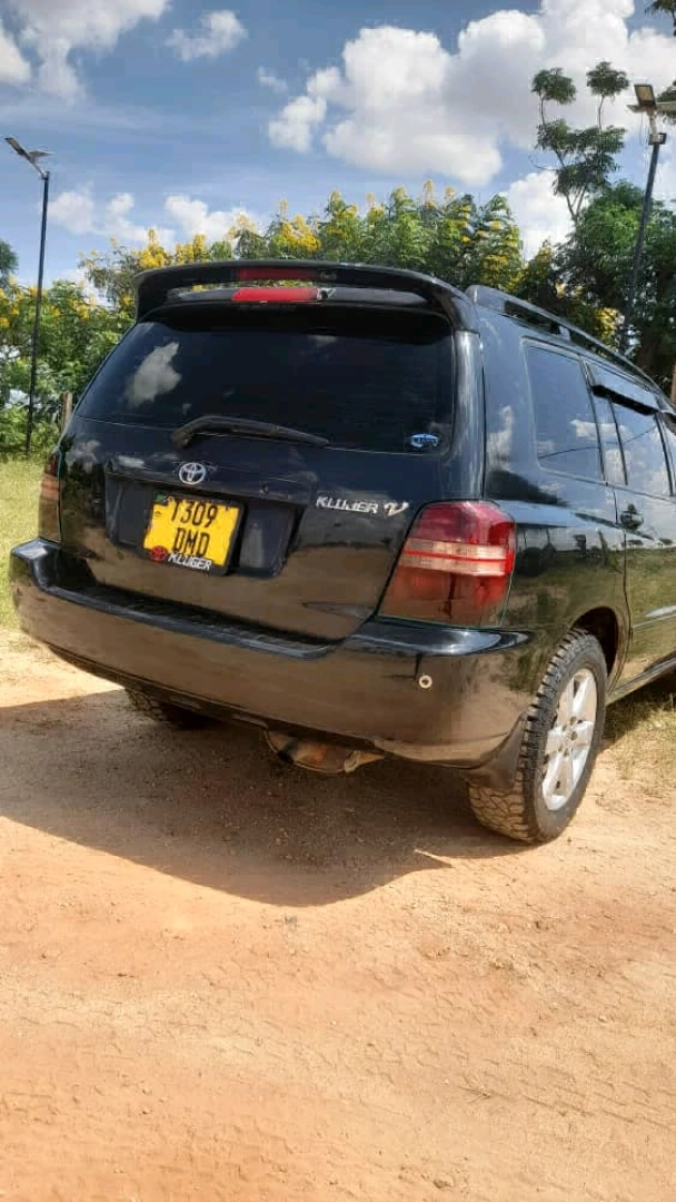 Toyota Kluger 2005 Black SUV for Sale thumbnail 5