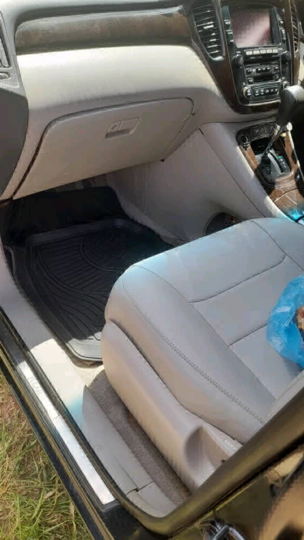 Toyota Kluger 2005 Black SUV for Sale thumbnail 7