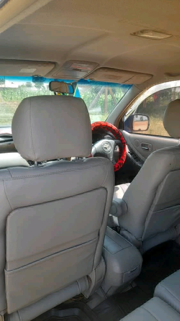 Toyota Kluger 2005 Black SUV for Sale thumbnail 9