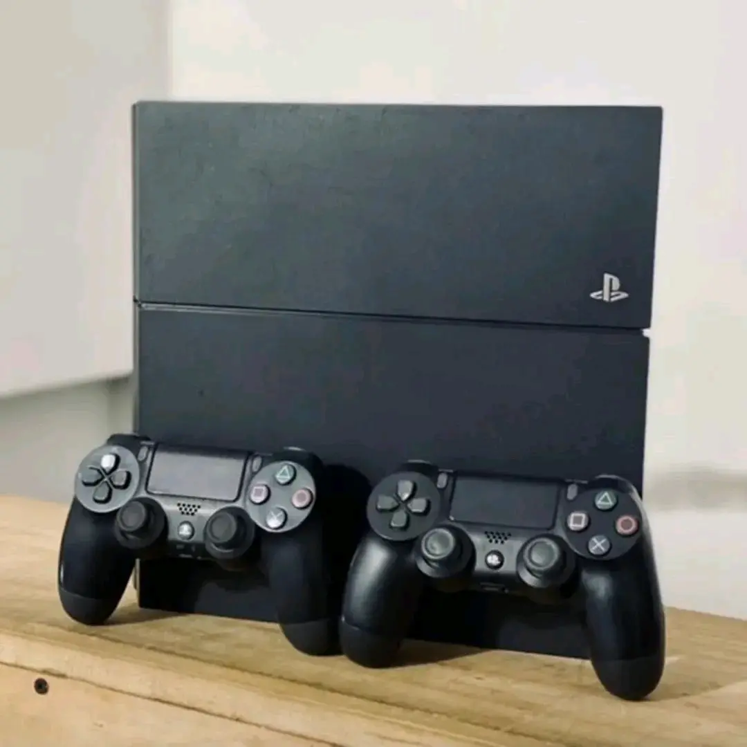 PlayStation 4 Phat + 2 Controllers