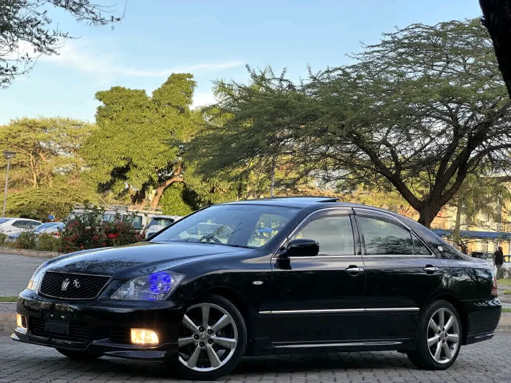 Black Toyota Crown Athlete GRS 180 thumbnail 2