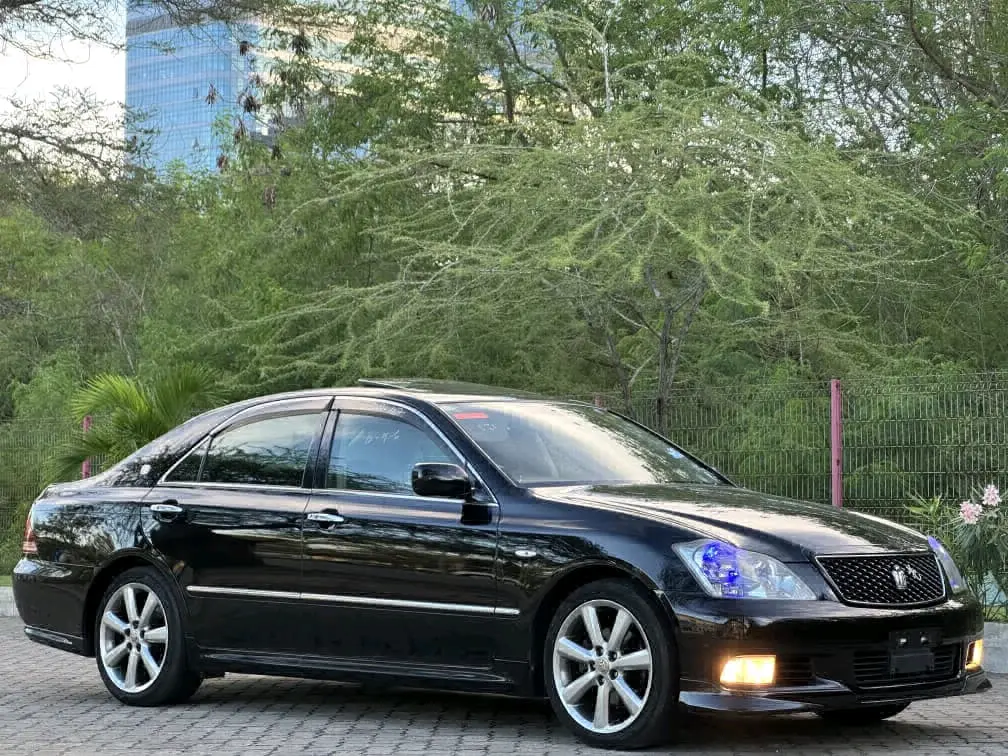 Black Toyota Crown Athlete GRS 180 thumbnail 3