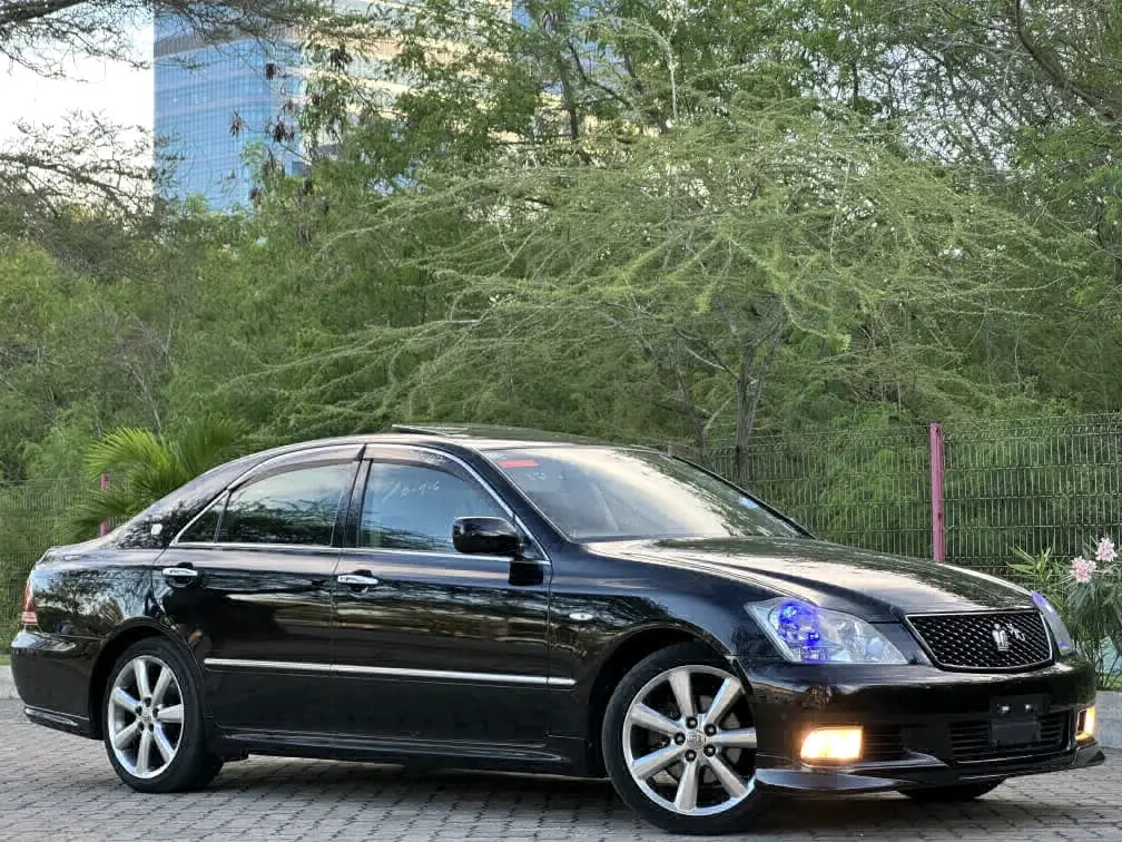 Black Toyota Crown Athlete GRS 180 thumbnail 4
