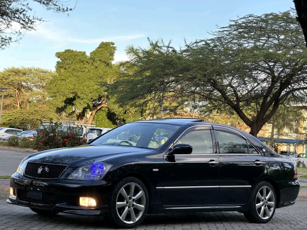 Black Toyota Crown Athlete GRS 180 thumbnail 5