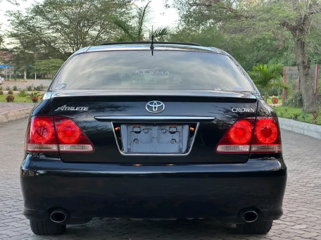 Black Toyota Crown Athlete GRS 180 thumbnail 8