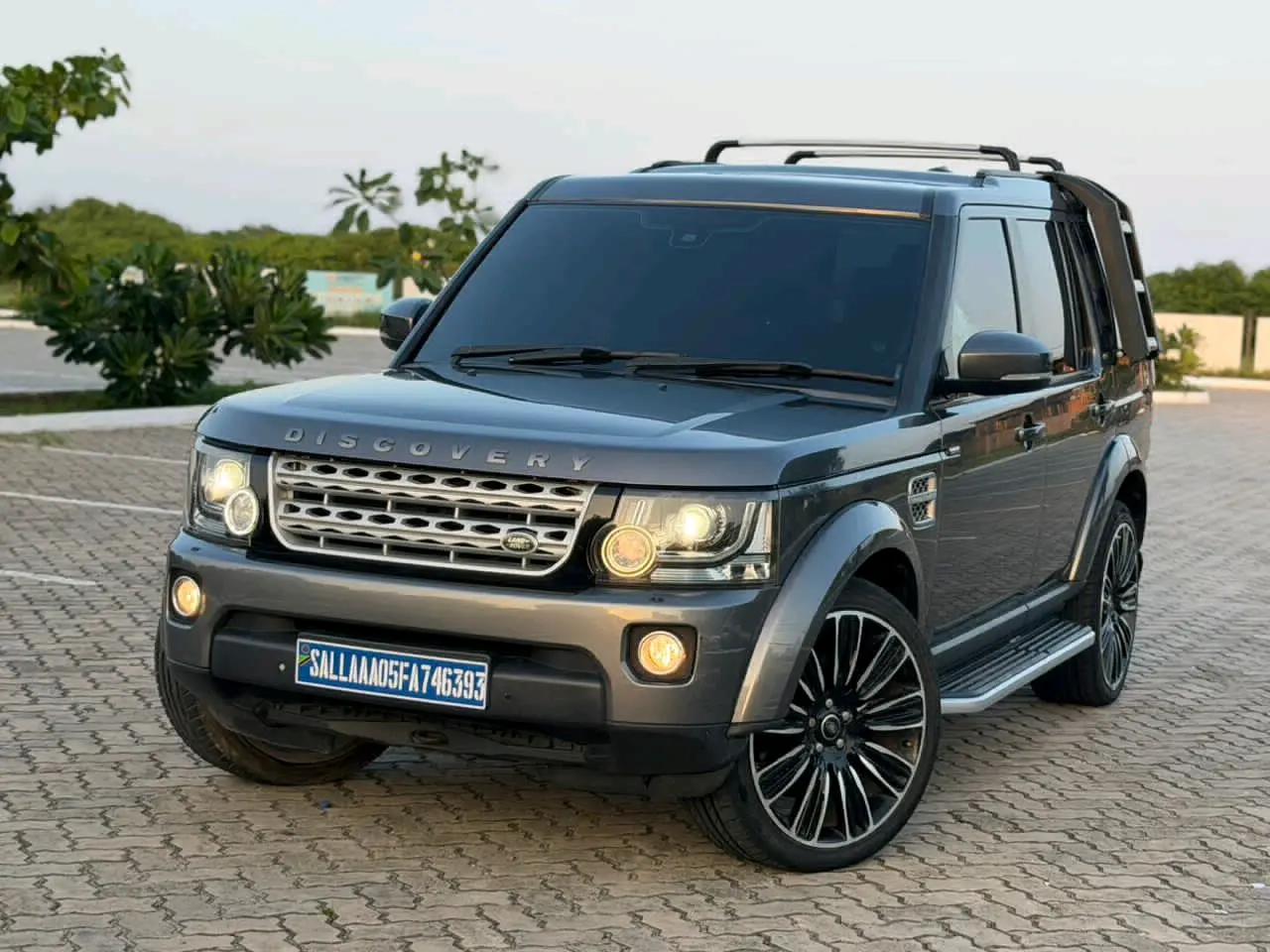 Land Rover Discovery 4 2015 Diesel (Very Clean) thumbnail 2