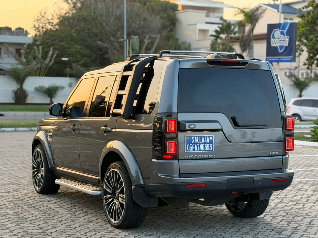 Land Rover Discovery 4 2015 Diesel (Very Clean) thumbnail 3