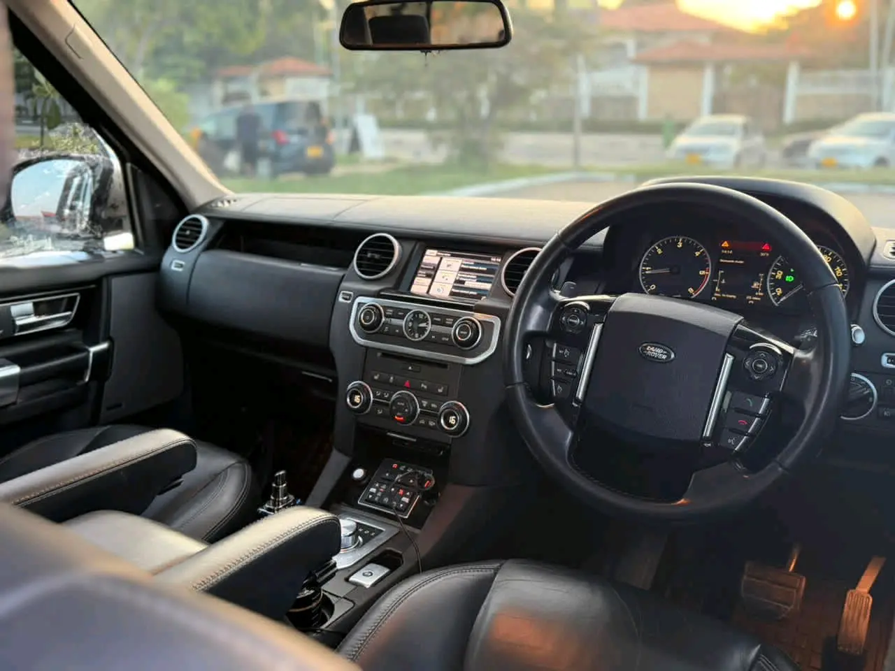 Land Rover Discovery 4 2015 Diesel (Very Clean) thumbnail 5