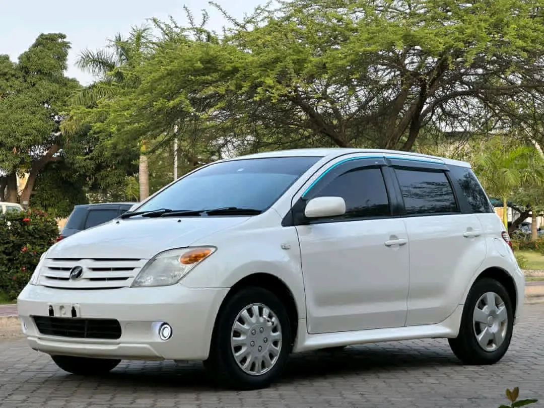 Toyota Ist 2007, White, 1490cc, 79,000 KM thumbnail 3