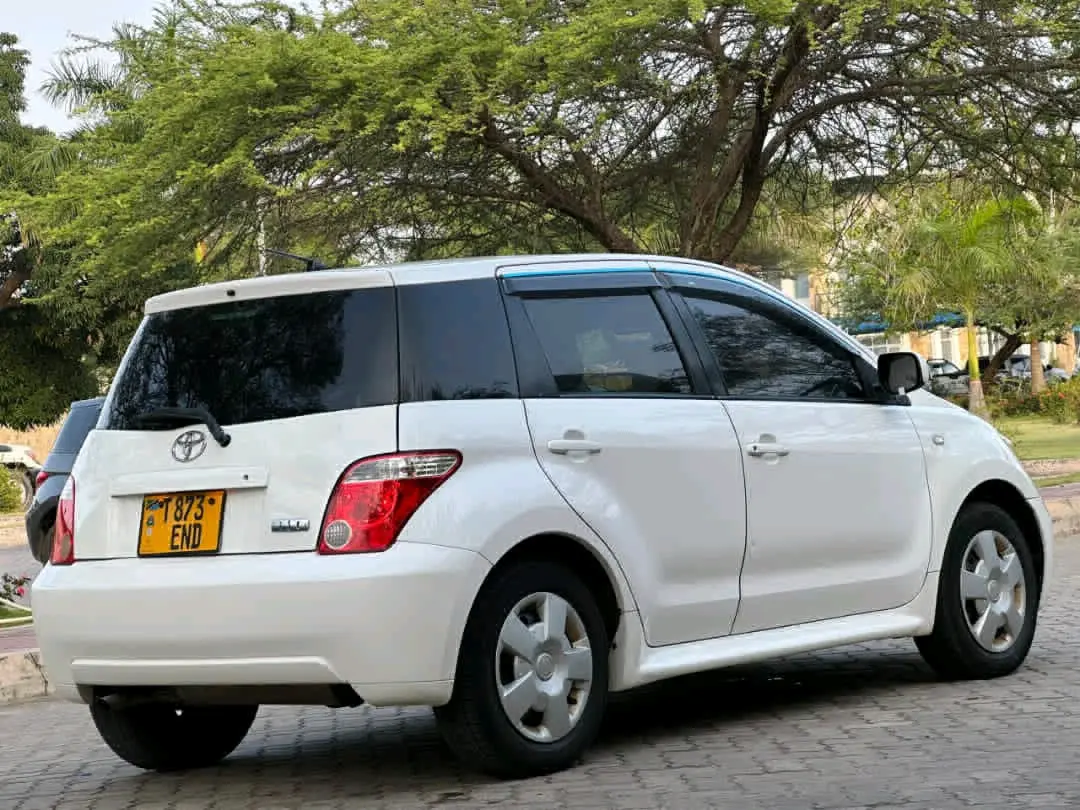 Toyota Ist 2007, White, 1490cc, 79,000 KM thumbnail 4