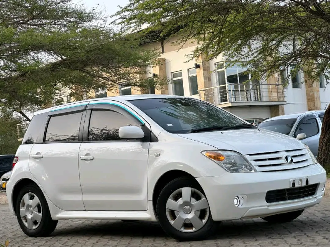 Toyota Ist 2007, White, 1490cc, 79,000 KM thumbnail 6