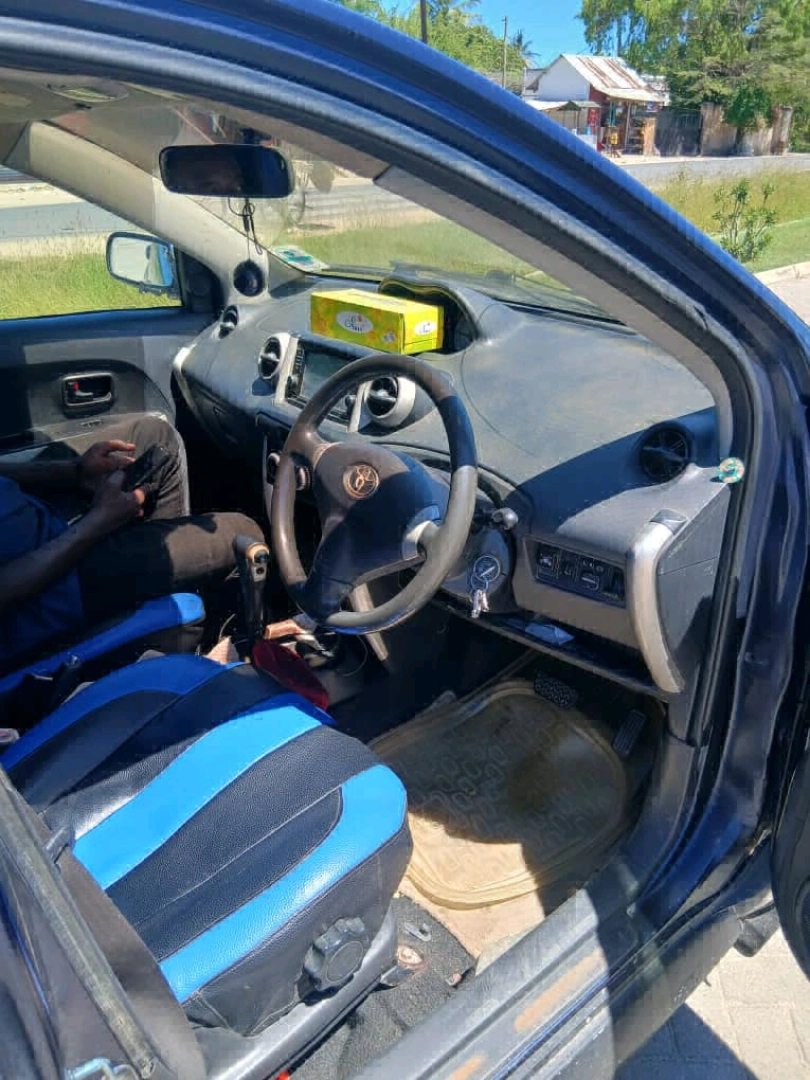 Toyota IST Dark Blue 1290cc for Sale thumbnail 6