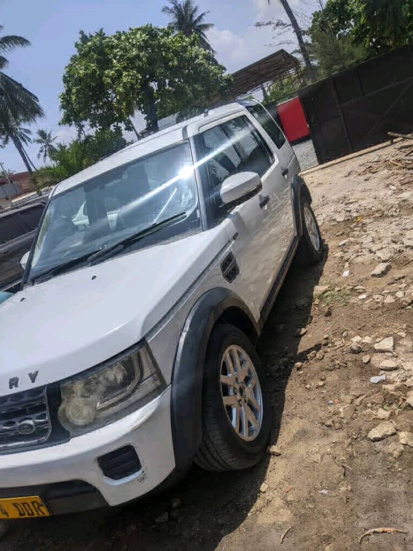 Land Rover Discovery 4 XS 2013 Model thumbnail 2