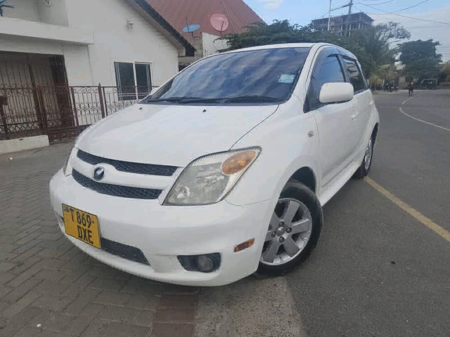 White Toyota Ist 2006 (1490 CC) for Sale