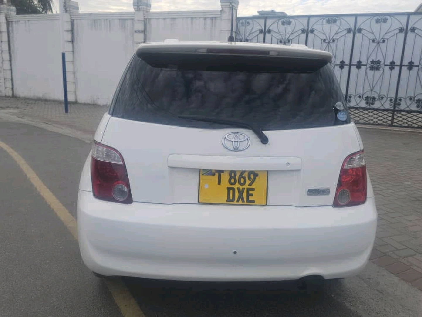 White Toyota Ist 2006 (1490 CC) for Sale thumbnail 2