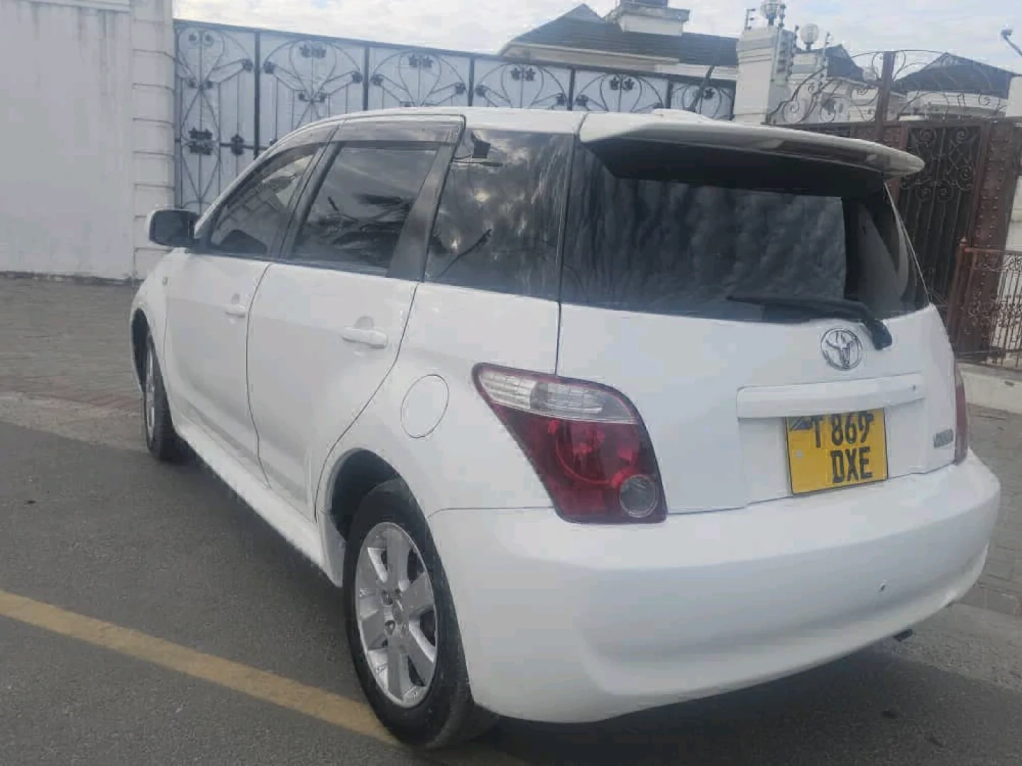 White Toyota Ist 2006 (1490 CC) for Sale thumbnail 3