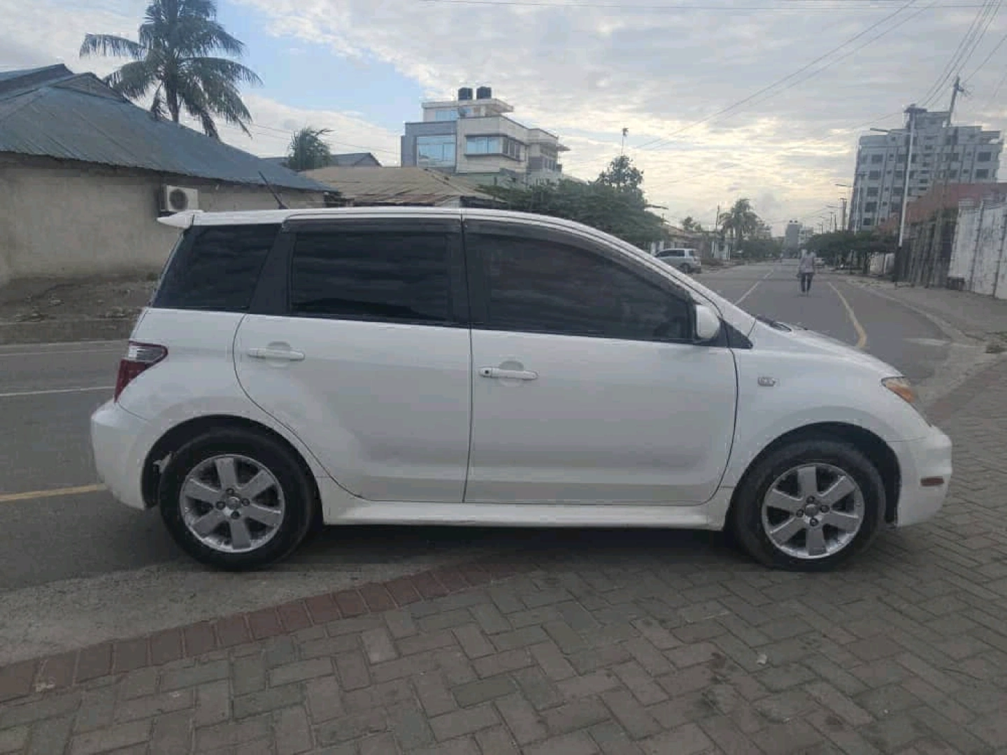 White Toyota Ist 2006 (1490 CC) for Sale thumbnail 5