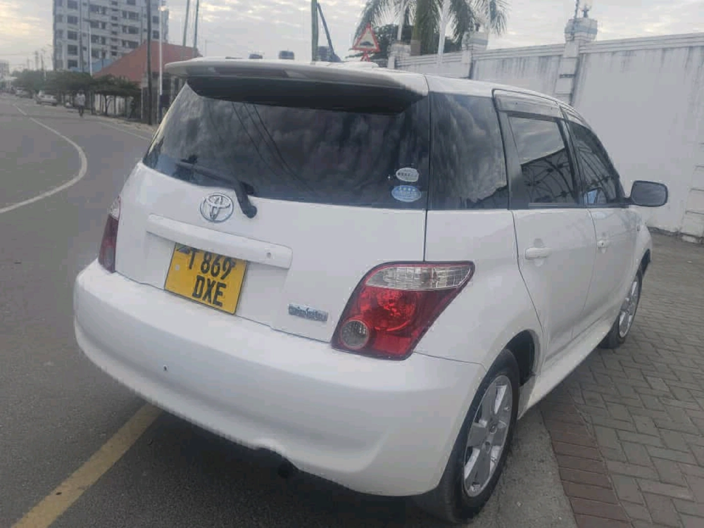 White Toyota Ist 2006 (1490 CC) for Sale thumbnail 6