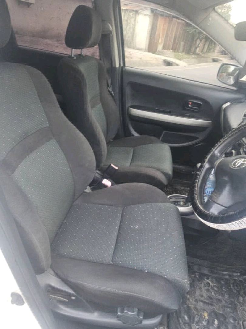 White Toyota Ist 2006 (1490 CC) for Sale thumbnail 8