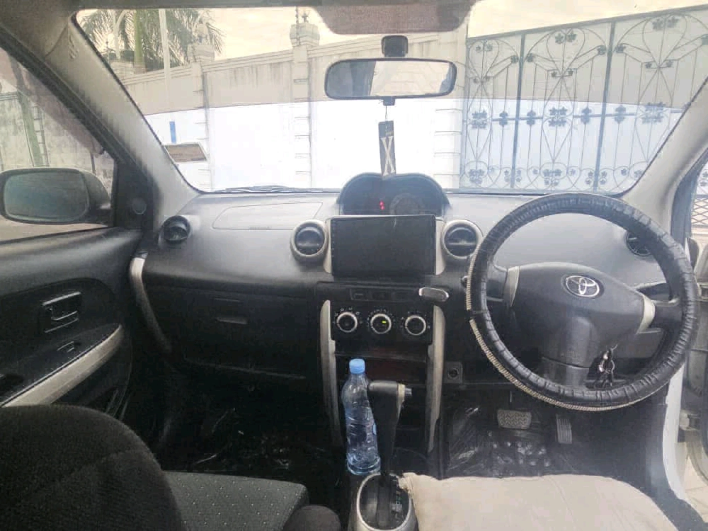 White Toyota Ist 2006 (1490 CC) for Sale thumbnail 9