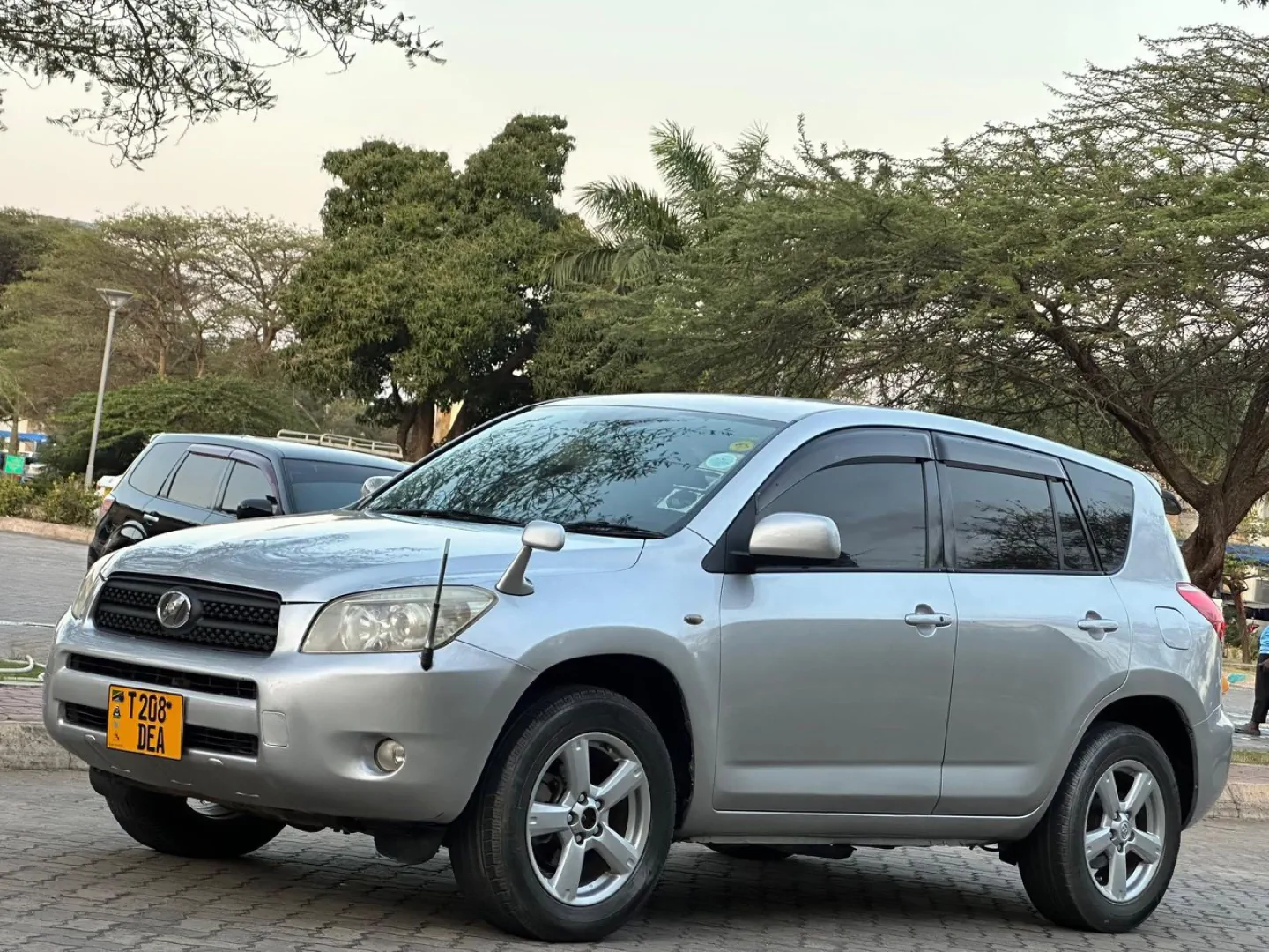 Toyota RAV4 2008 Silver SUV thumbnail 3