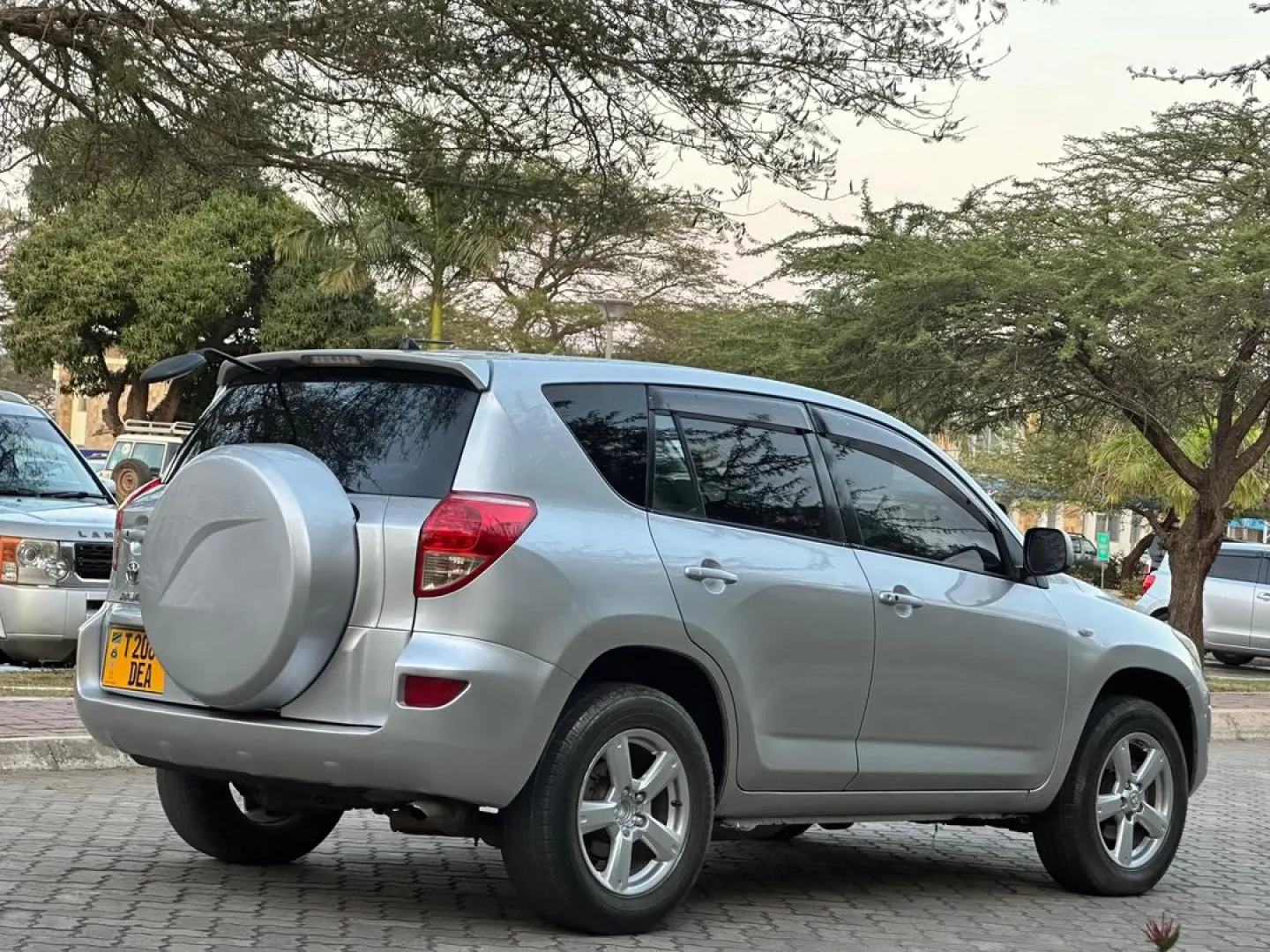 Toyota RAV4 2008 Silver SUV thumbnail 4