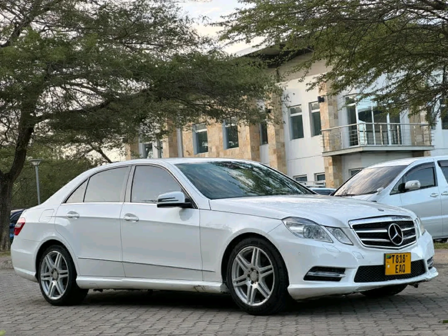 Mercedes Benz E Class 250 Sedan 2011 thumbnail 3