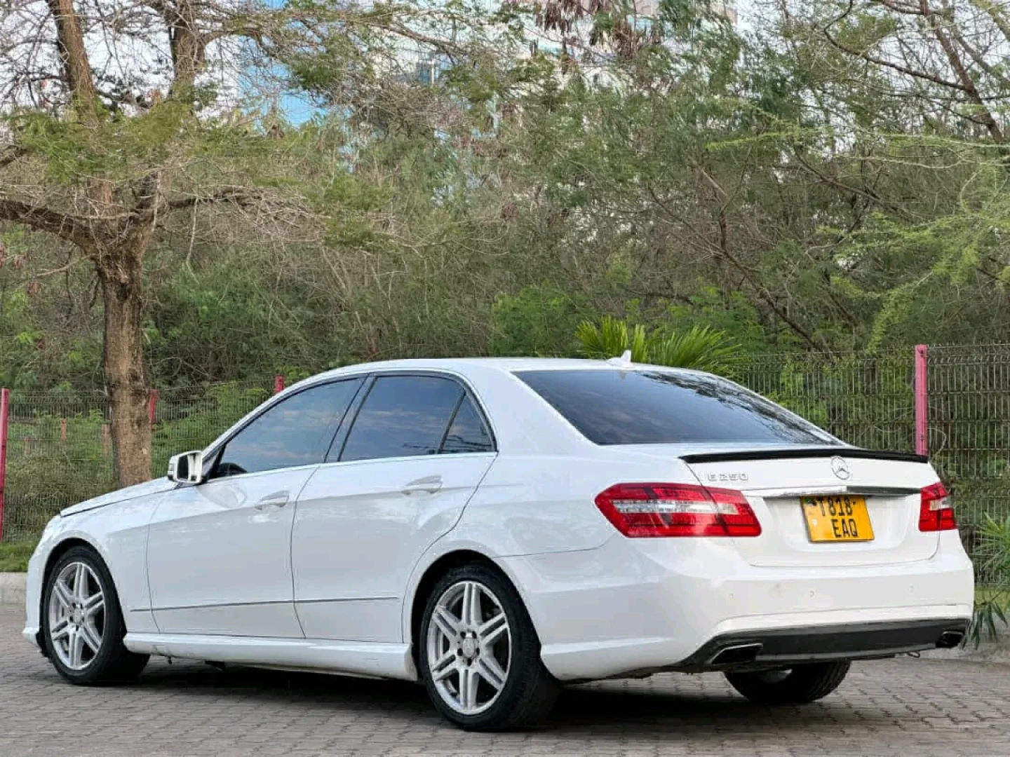 Mercedes Benz E Class 250 Sedan 2011 thumbnail 6