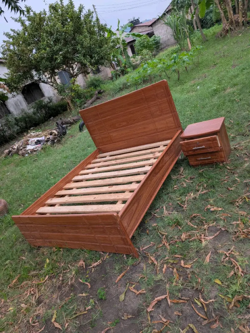 Kitanda cha Mninga 5x6 na Bedside