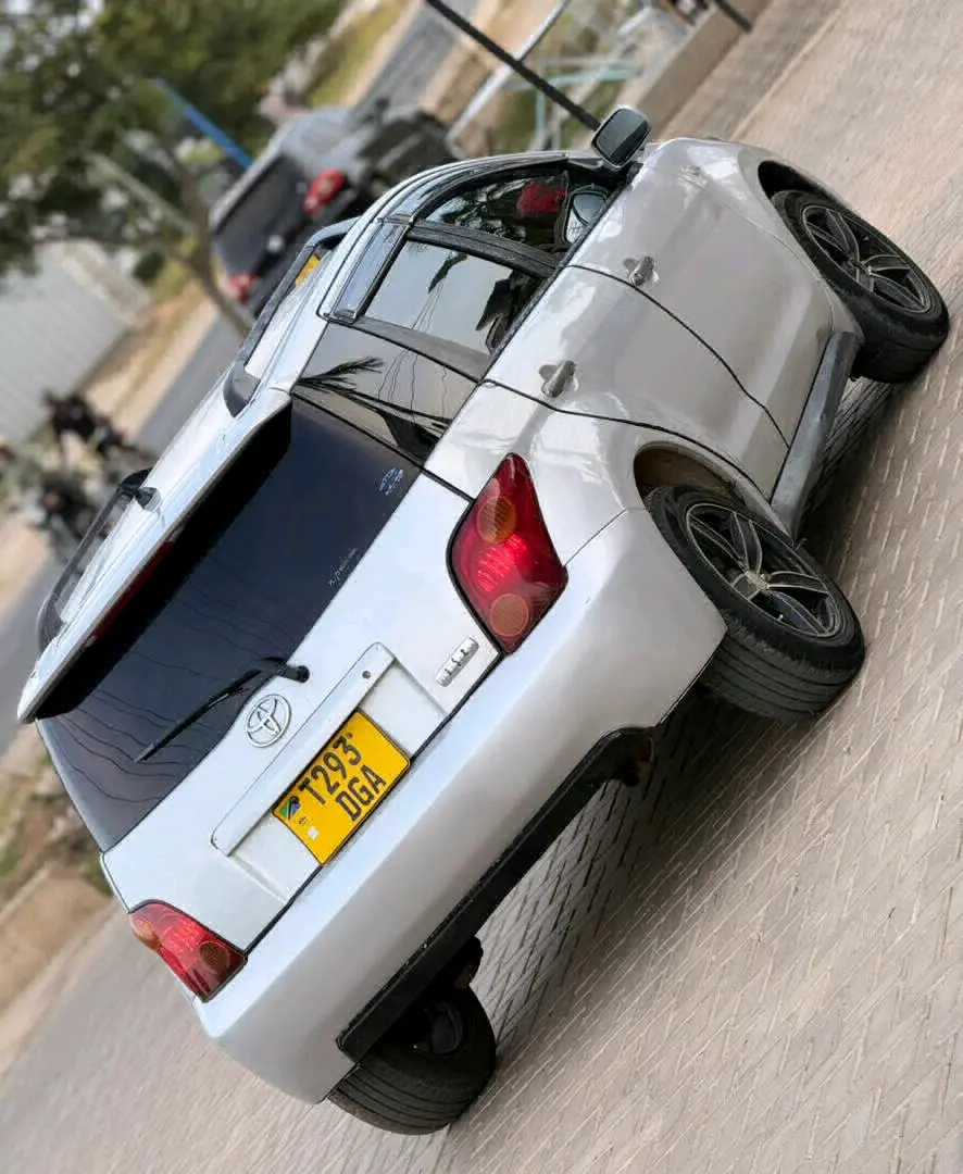 Toyota Ist Silver 1290cc AC Music System thumbnail 2