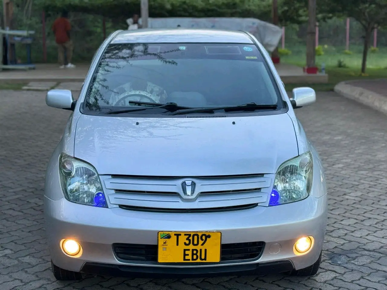 Toyota Ist 2004 Silver, 1290cc