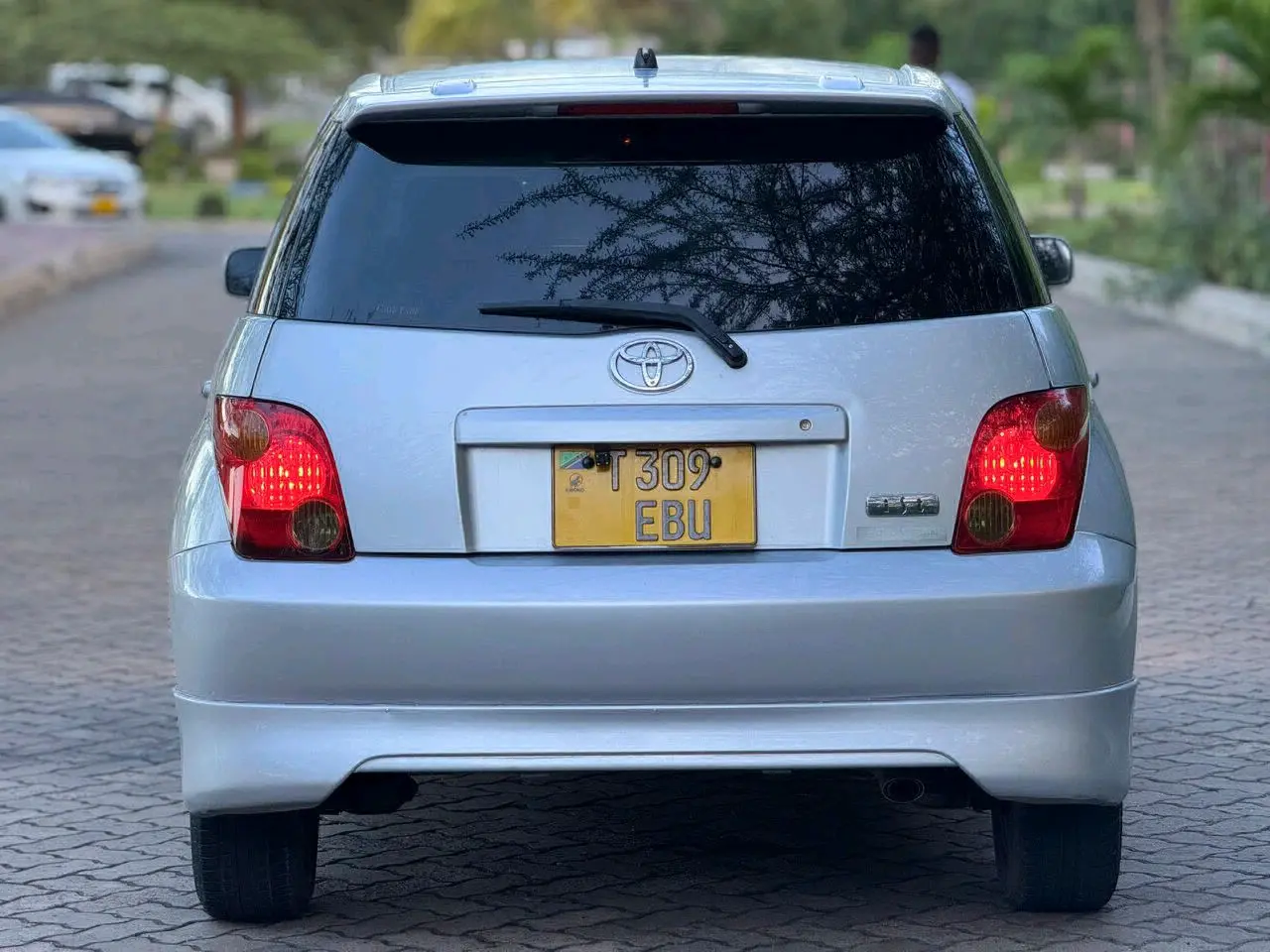 Toyota Ist 2004 Silver, 1290cc thumbnail 2