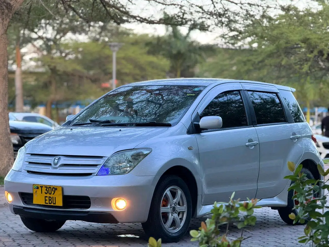 Toyota Ist 2004 Silver, 1290cc thumbnail 3