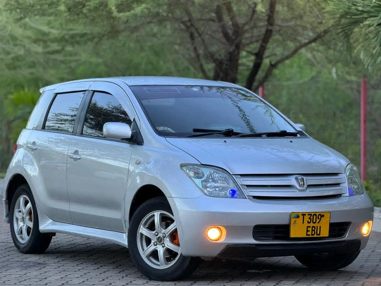 Toyota Ist 2004 Silver, 1290cc thumbnail 4