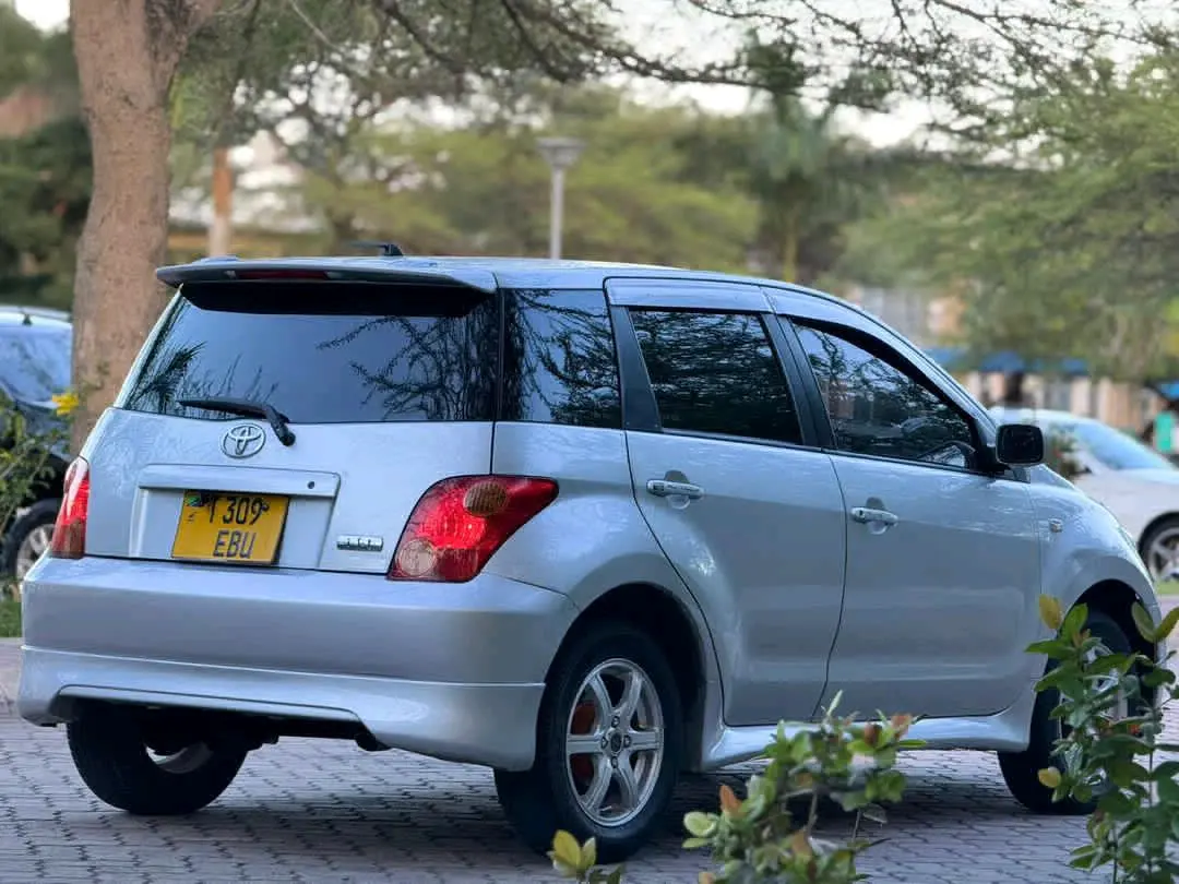 Toyota Ist 2004 Silver, 1290cc thumbnail 5