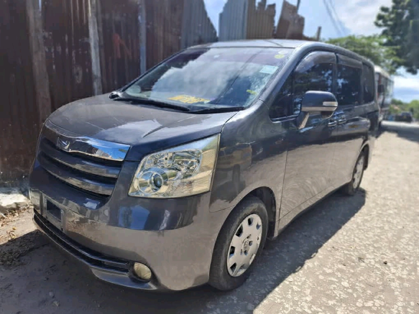 Toyota Noah 2008 Minivan thumbnail 4