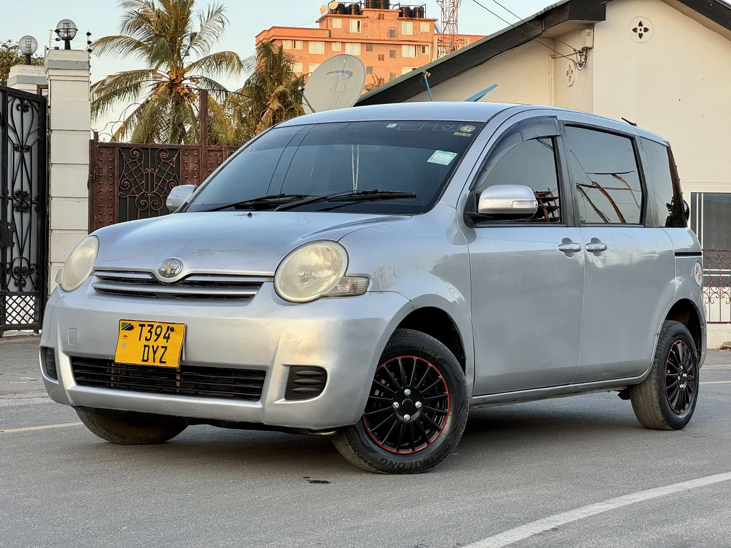 Toyota Sienta 2008 Silver Minivan thumbnail 3