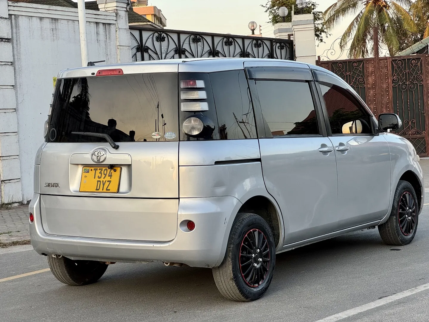 Toyota Sienta 2008 Silver Minivan thumbnail 4