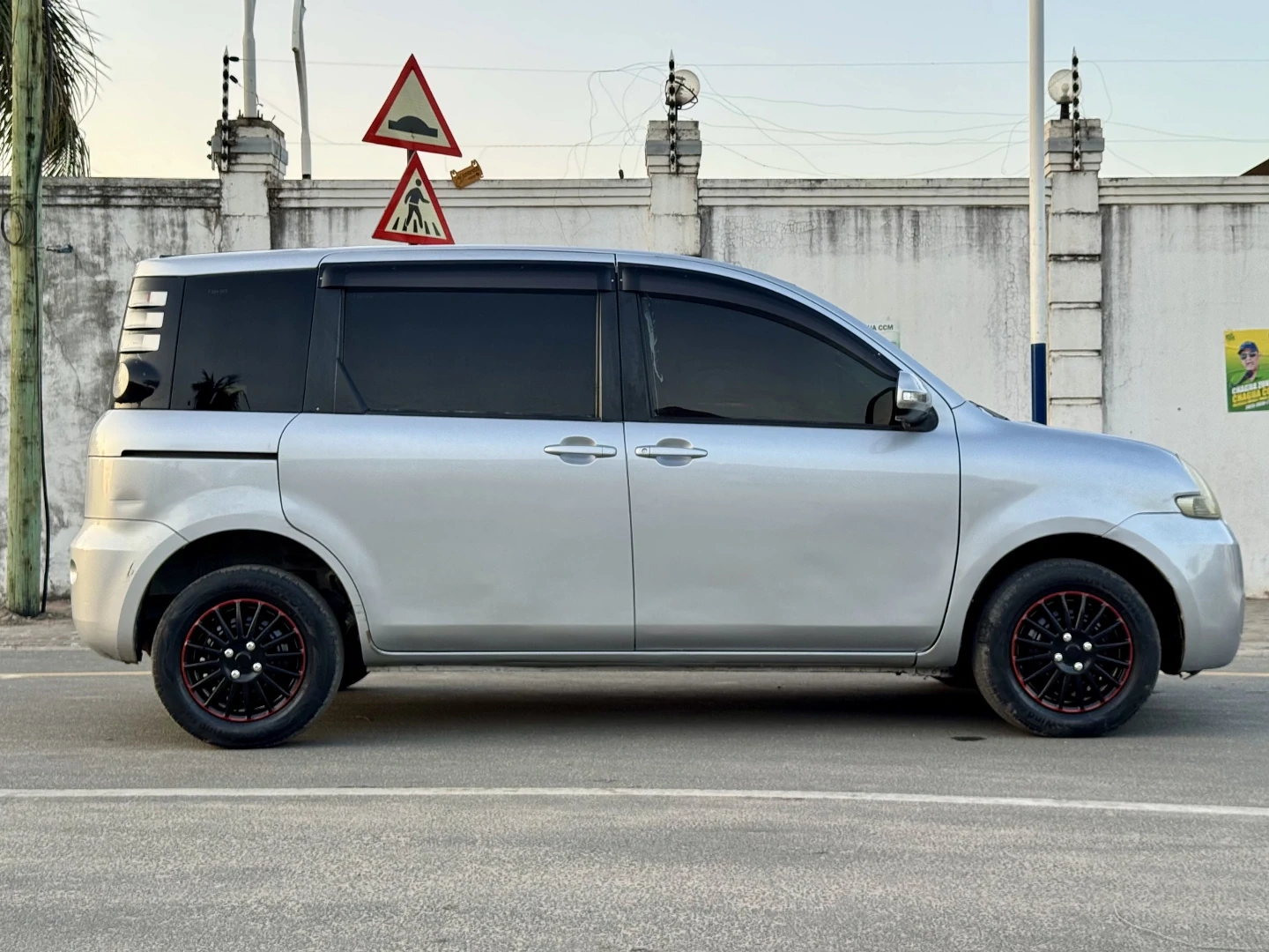 Toyota Sienta 2008 Silver Minivan thumbnail 5