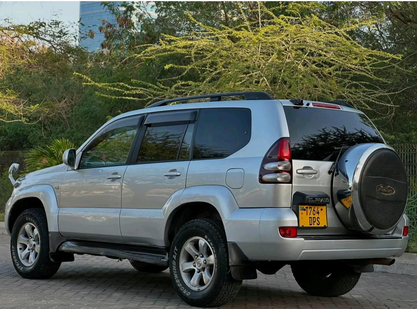 Toyota Land Cruiser Prado 120 Series SUV thumbnail 4