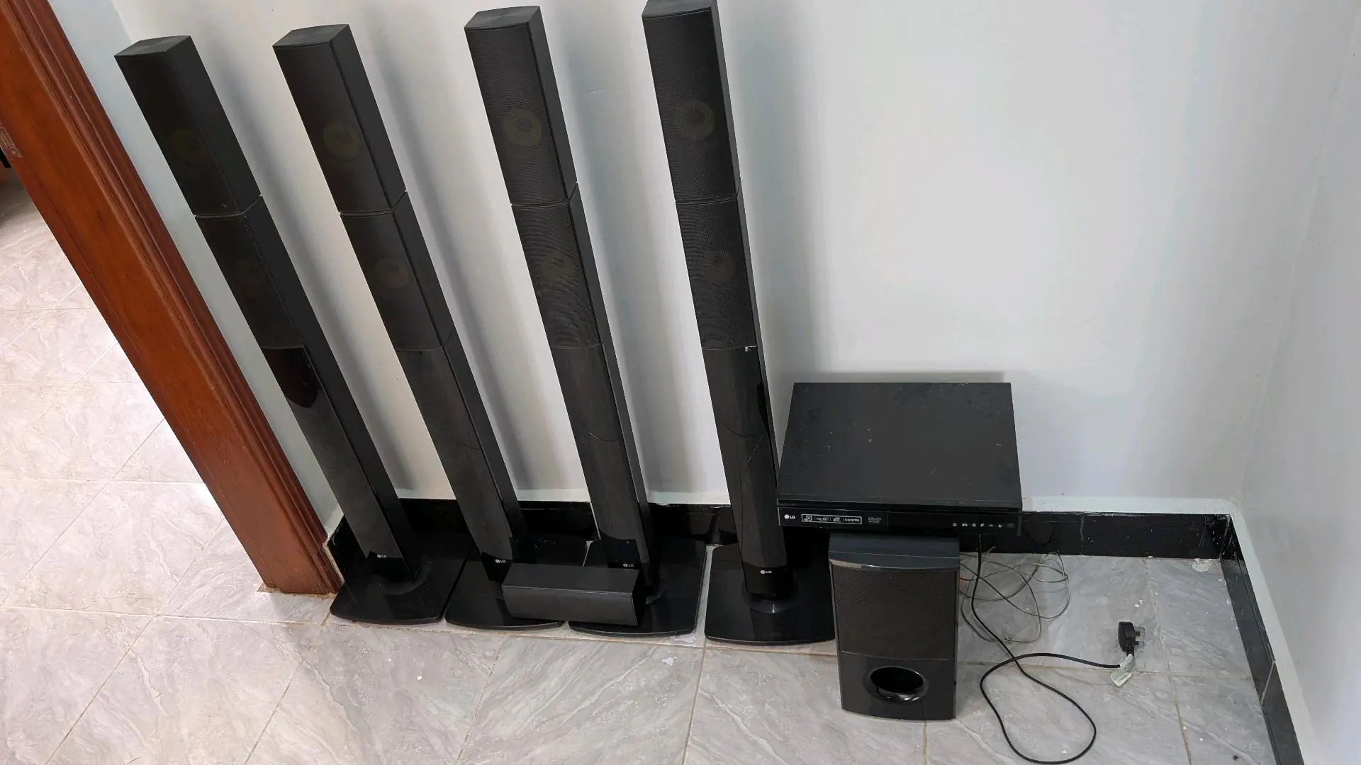LG Home Theatre System 1000W thumbnail 2