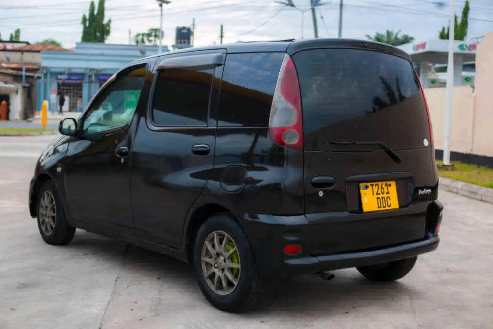 Black Toyota Funcargo 1490cc for Sale thumbnail 2