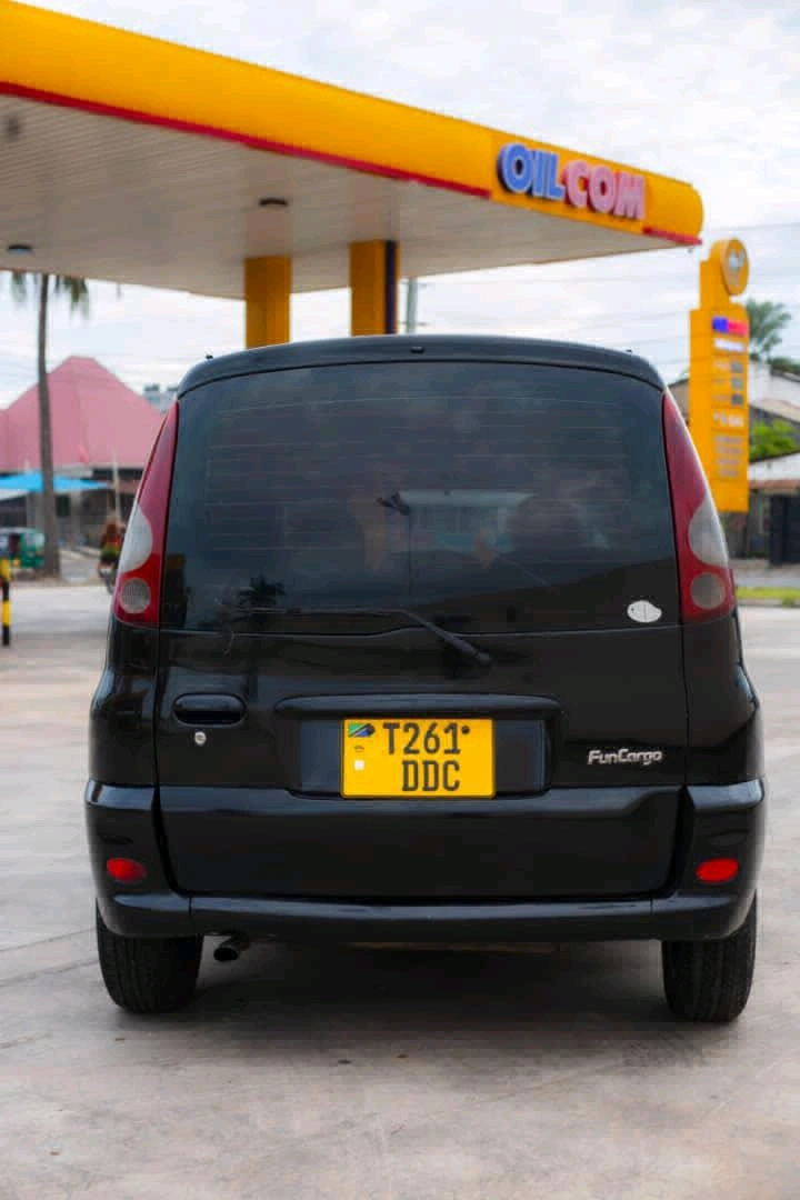 Black Toyota Funcargo 1490cc for Sale thumbnail 3