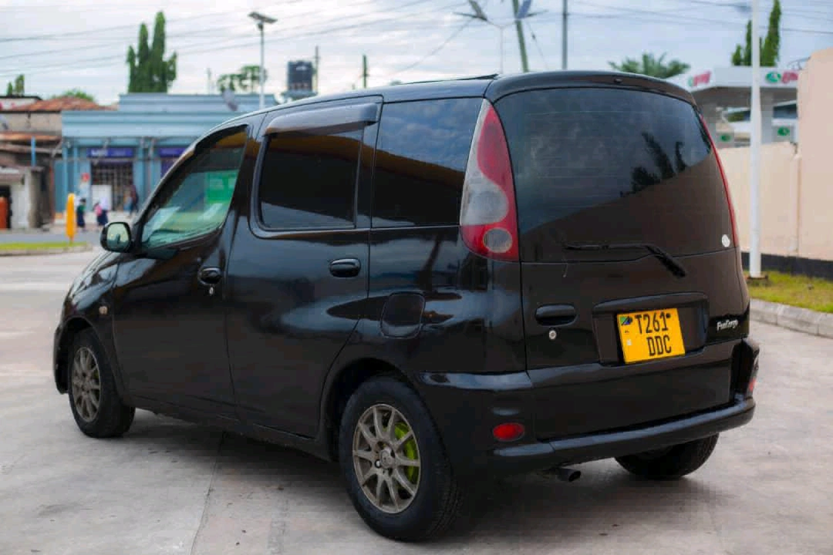 Black Toyota Funcargo 1490cc for Sale thumbnail 4