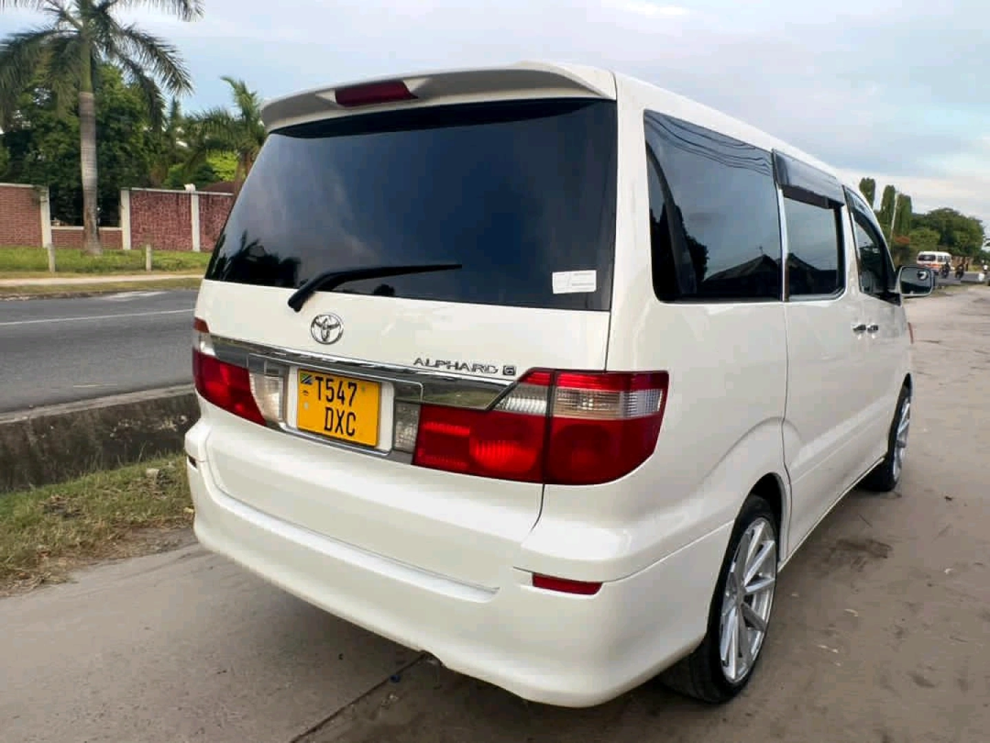 Toyota Alphard Minivan 2002 Model thumbnail 3