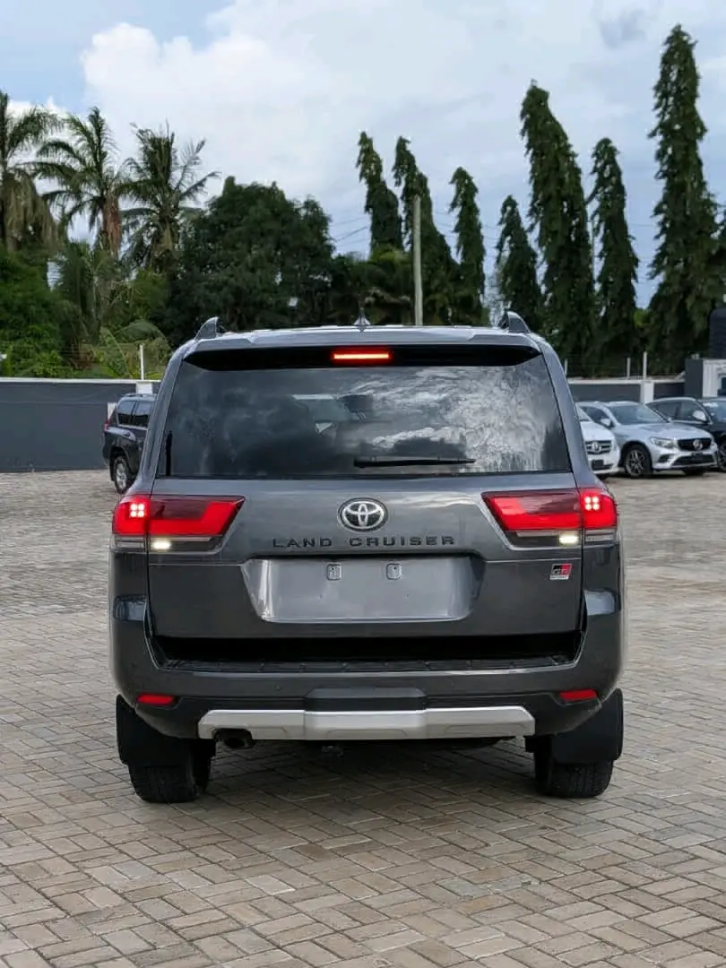 2024 Toyota Land Cruiser 300 GR Sport thumbnail 2